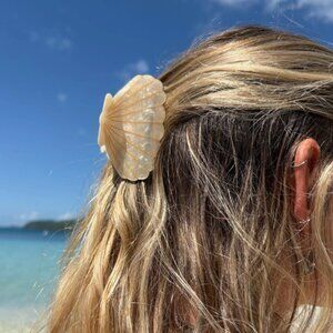 NWT Shell Hair Claw Clip